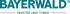 BAYERWALD FENSTER UND TÜREN Logo in Blau und Rot auf grünem Hintergrund.